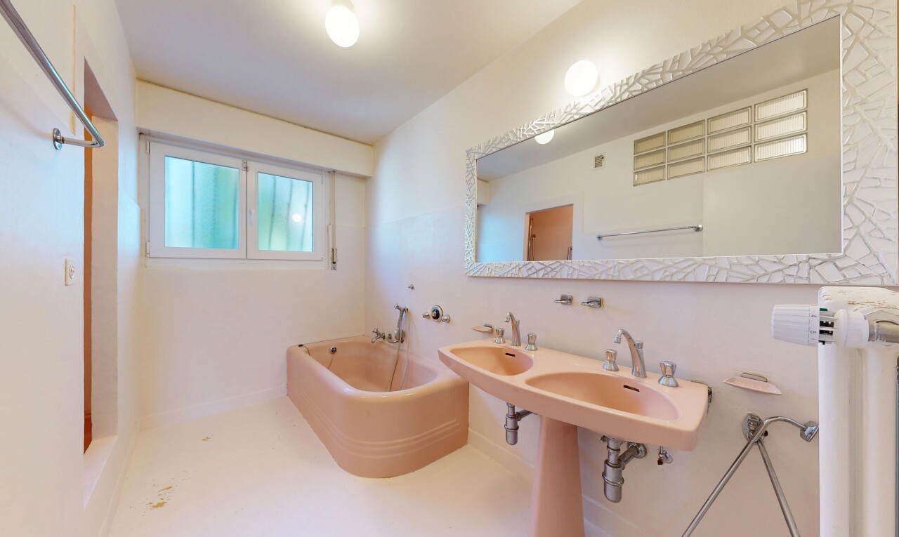 salle de bains avec lumière naturelle, cloison sèche, bain, miroir, et salle de bain complète