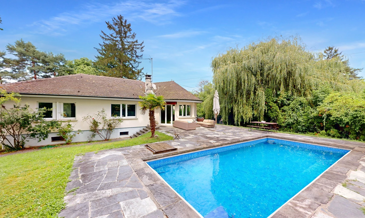 piscine avec patio et piscine