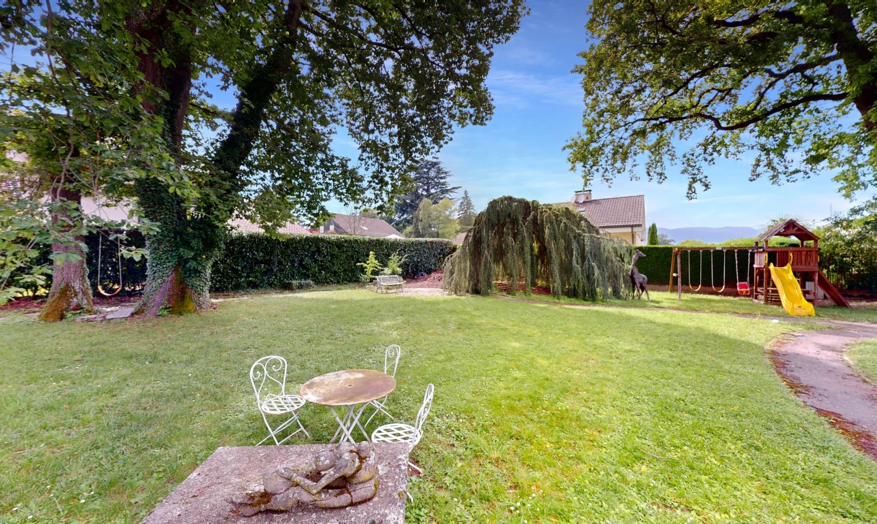 jardin avec pelouse et terrain de jeux
