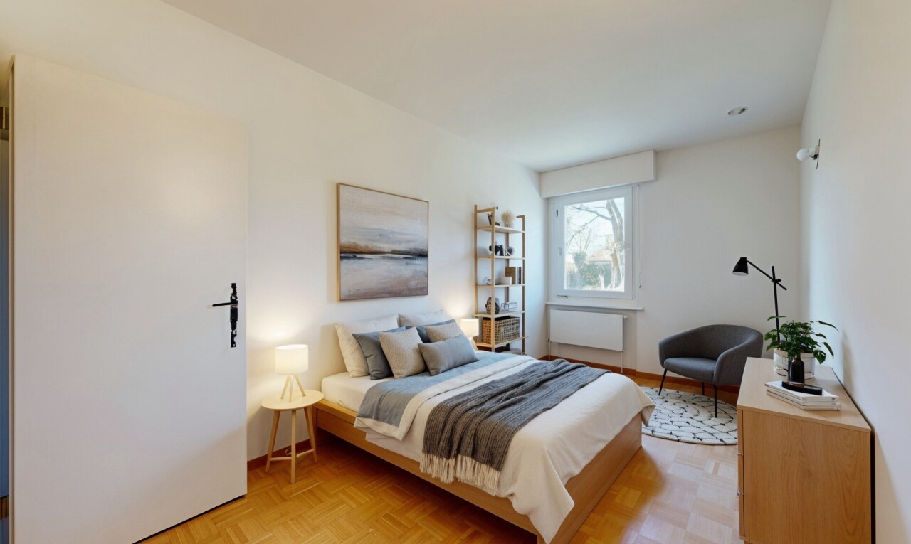 pièce vide avec plinthes murales, radiateur, lumière naturelle, et cloison sèche