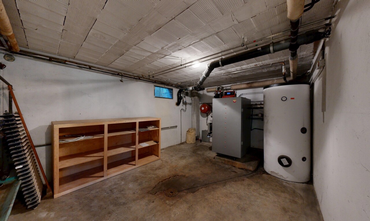 parking avec chauffe-eau et fournaise