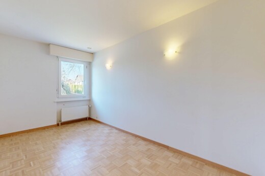 leerer raum mit sockelleisten, natürliches licht, kühler, und gipskartonwand