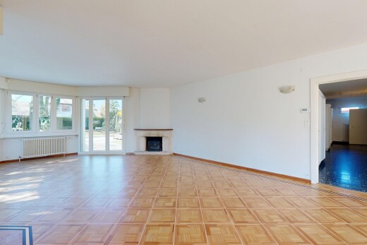 leerer raum mit sockelleisten, natürliches licht, kühler, und gipskartonwand