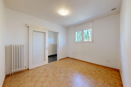 leerer raum mit gipskartonwand, natürliches licht, sockelleisten, und kühler