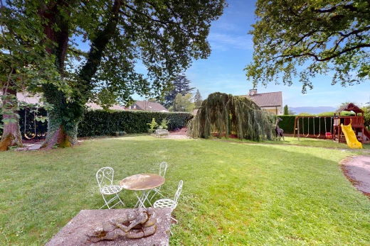 jardin avec pelouse et terrain de jeux
