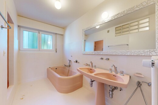 salle de bains avec lumière naturelle, cloison sèche, bain, miroir, et salle de bain complète