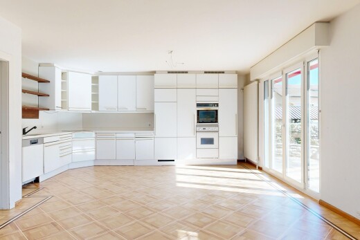 küche mit natürliches licht, weiße schränke, gipskartonwand, arbeitsplatten, und offene regale