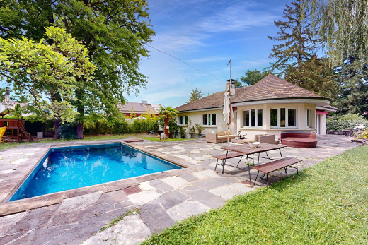 schwimmbad mit schwimmbad, wohnraum im freien, und terrasse