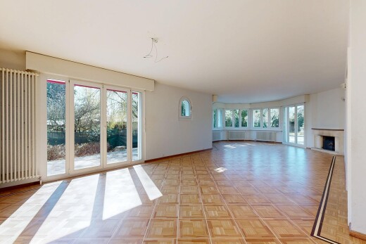 leerer raum mit kamin, sockelleisten, gipskartonwand, natürliches licht, und kühler