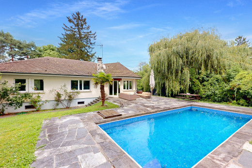 schwimmbad mit schwimmbad und terrasse