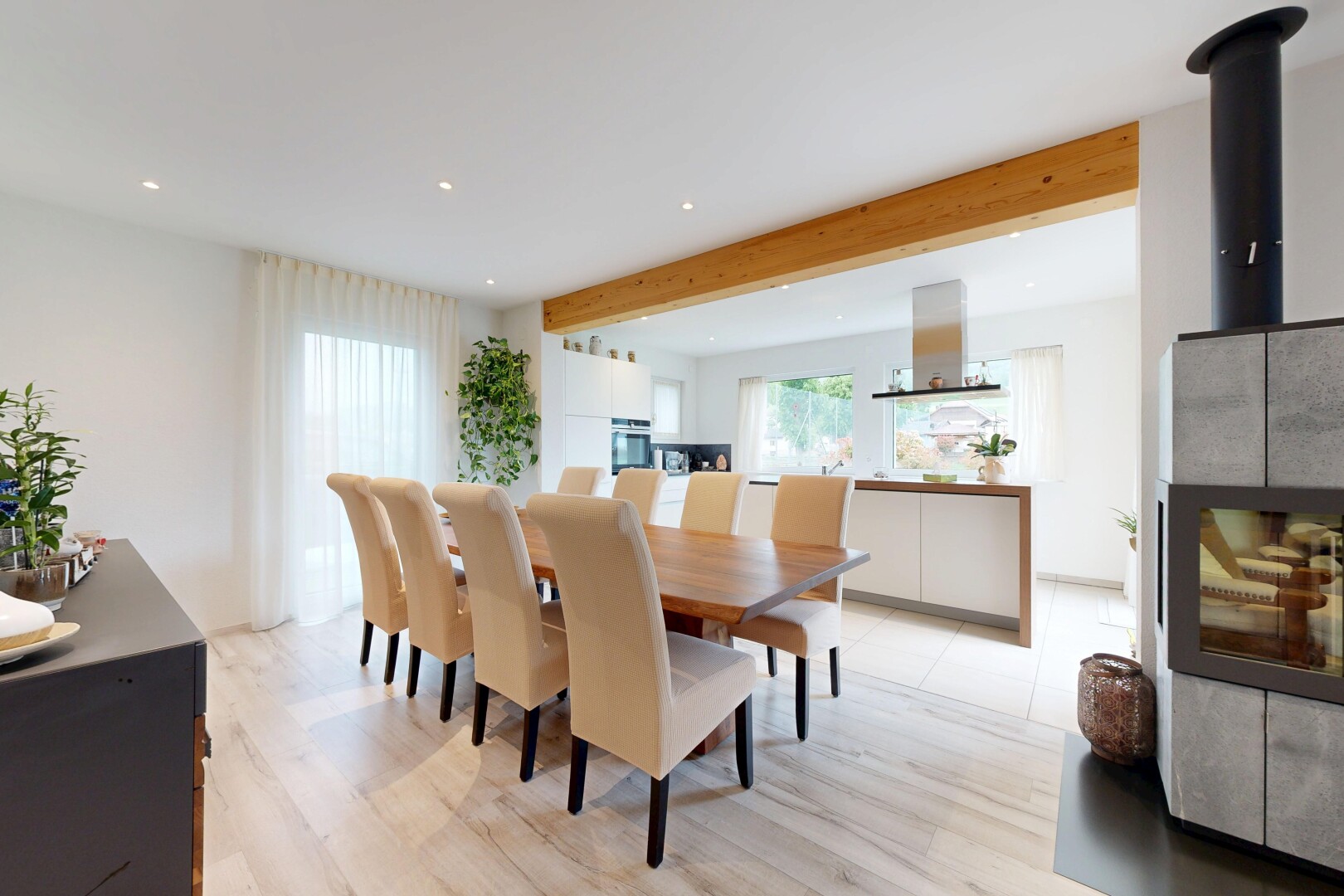 esszimmer mit inside property, gipskartonwand, drywall, holzfußboden, und wood finish floor