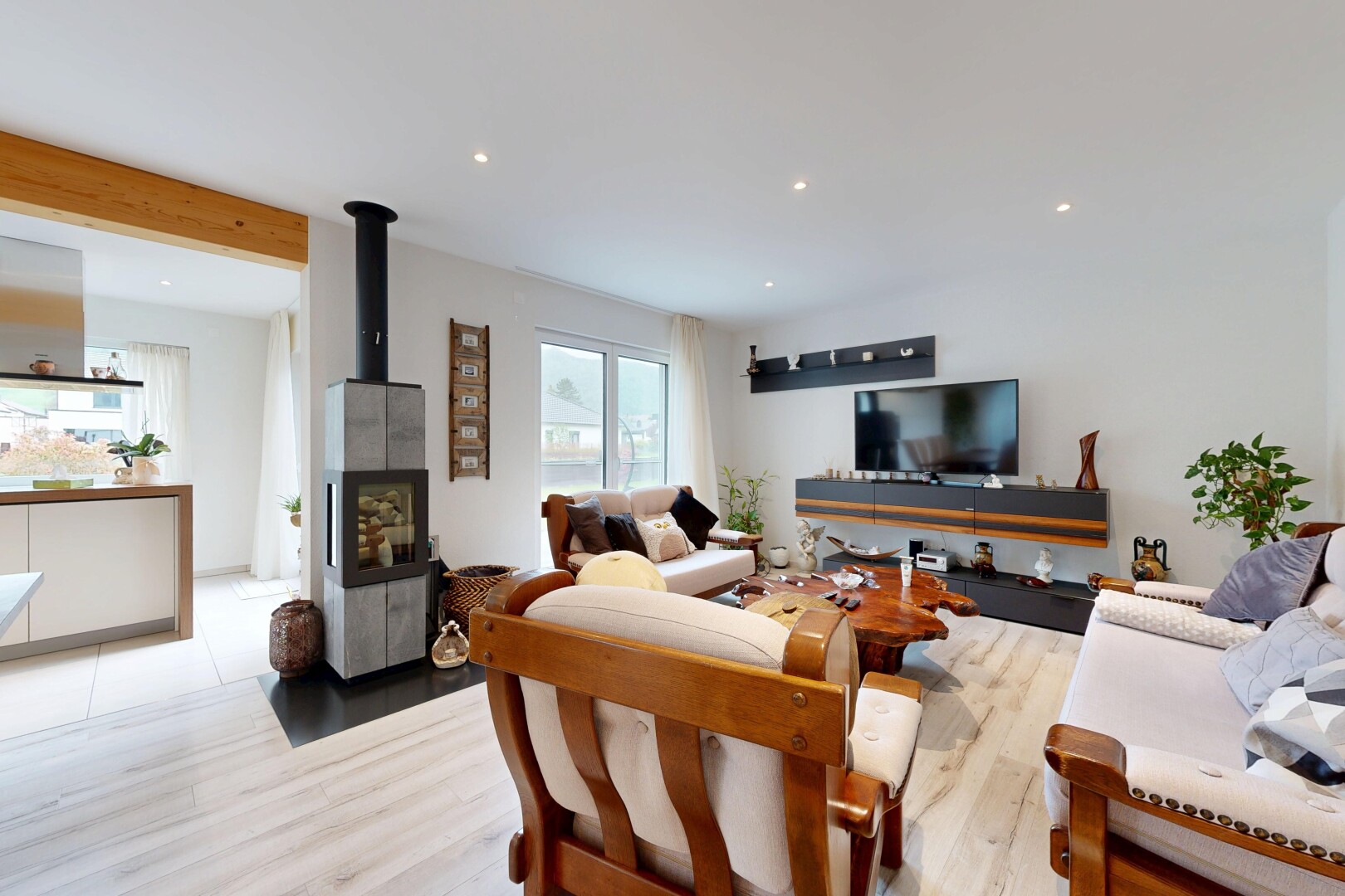 wohnzimmer mit gipskartonwand, drywall, holzfußboden, wood finish floor, und inside property