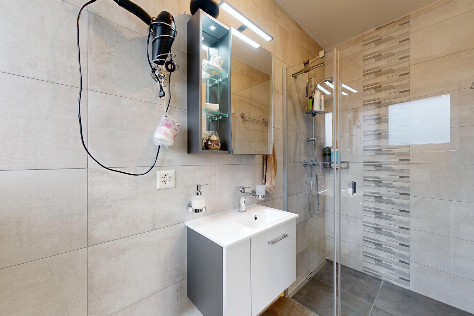 bad mit dusche, komplettes badezimmer, spiegel, fliesenwand, und tile wall