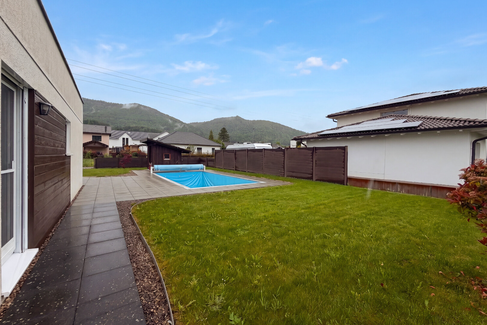 schwimmbad mit schwimmbad, rasen, zaun, mountain view, und blick auf die berge