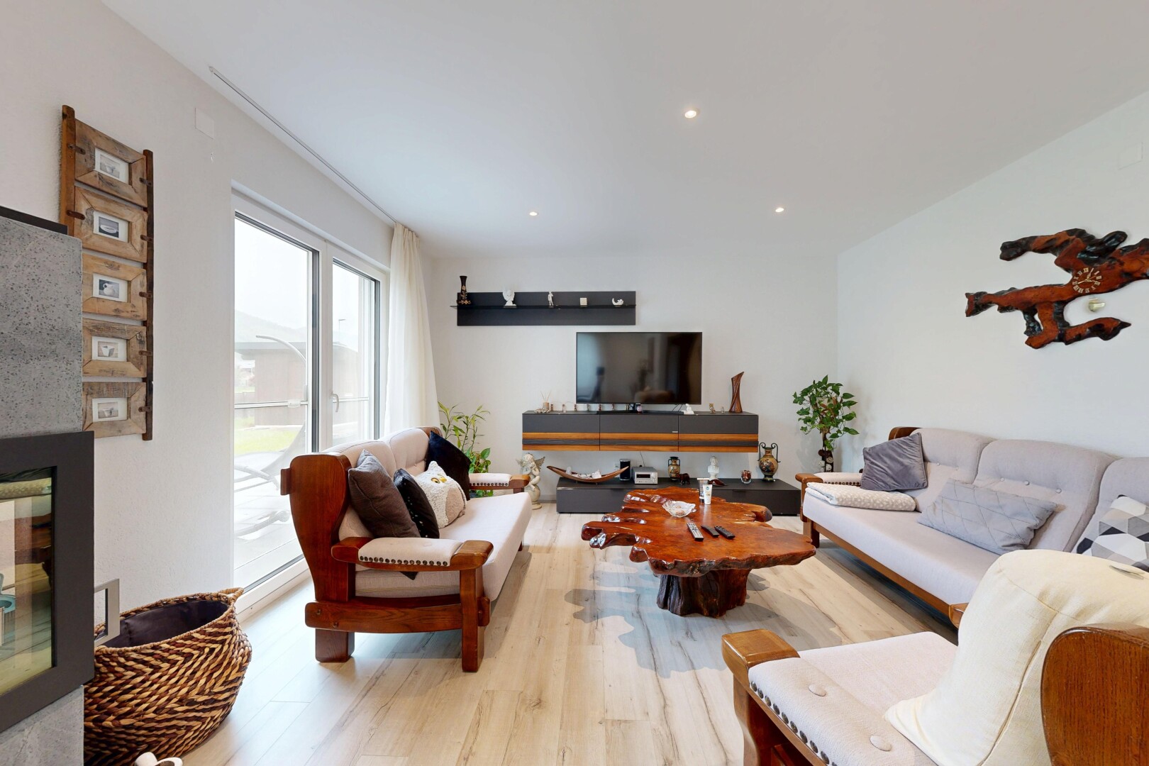 wohnzimmer mit inside property, drywall, gipskartonwand, fernseher, und natural light