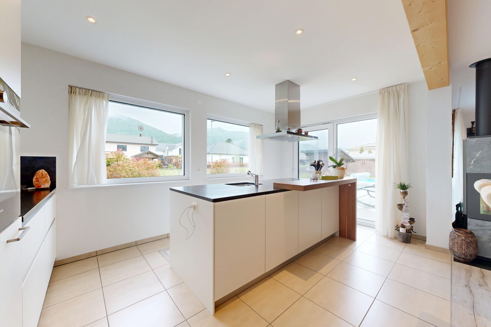 küche mit flat panel cabinets, schränke mit flachen paneelen, light floor, dark countertops, und arbeitsplatten