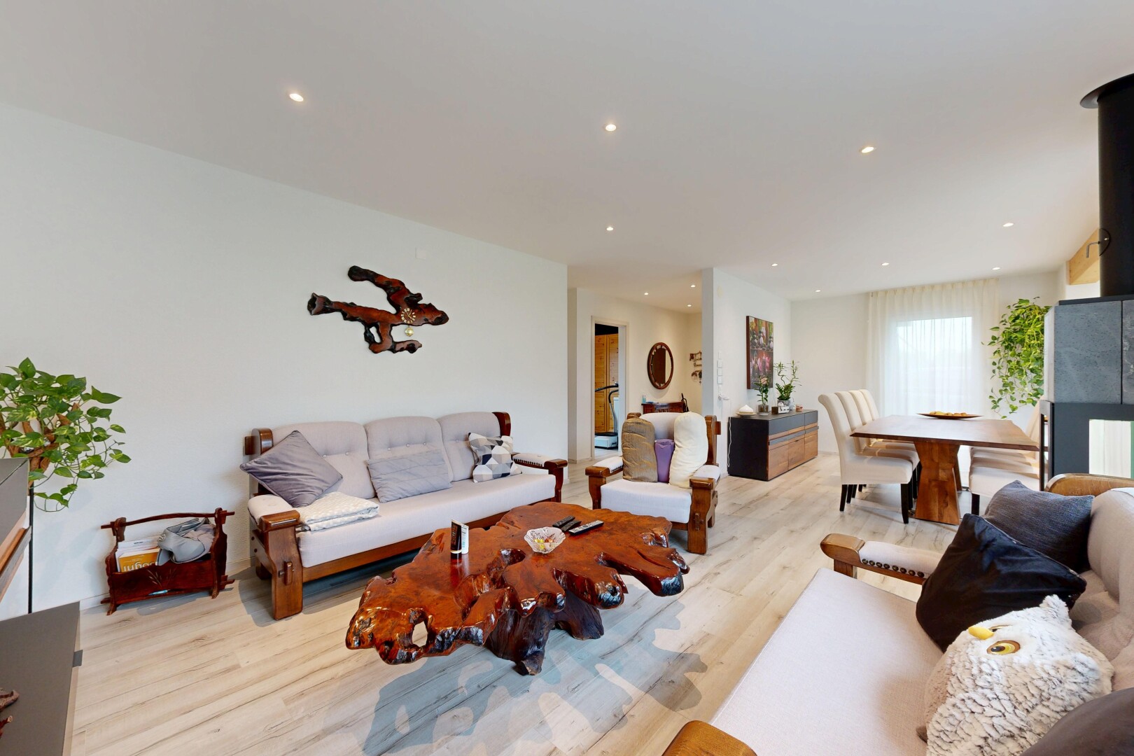 wohn- / esszimmer mit holzfußboden, wood finish floor, gipskartonwand, drywall, und inside property