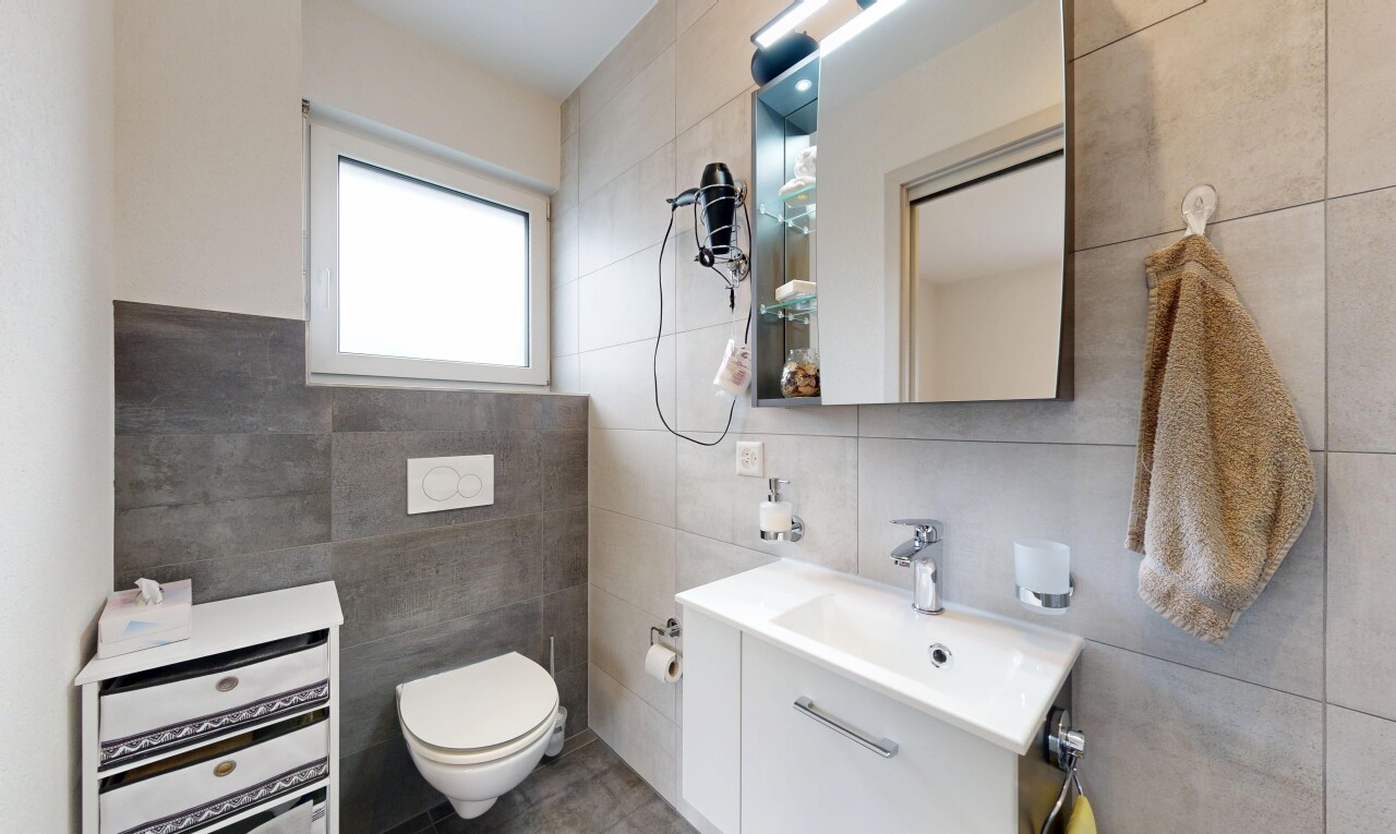 bad mit fliesenwand, tile wall, inside property, spiegel, und schminktisch