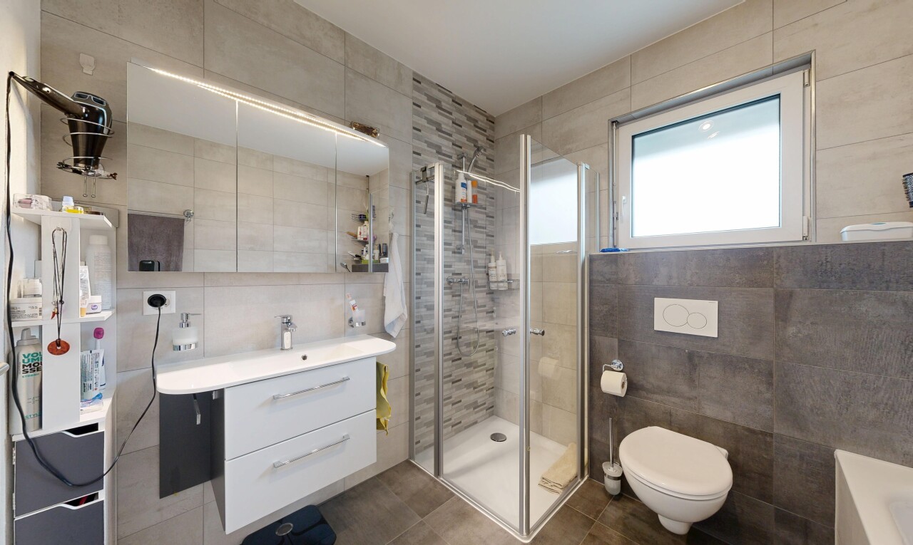 bad mit fliesenwand, tile wall, komplettes badezimmer, dusche, und natürliches licht