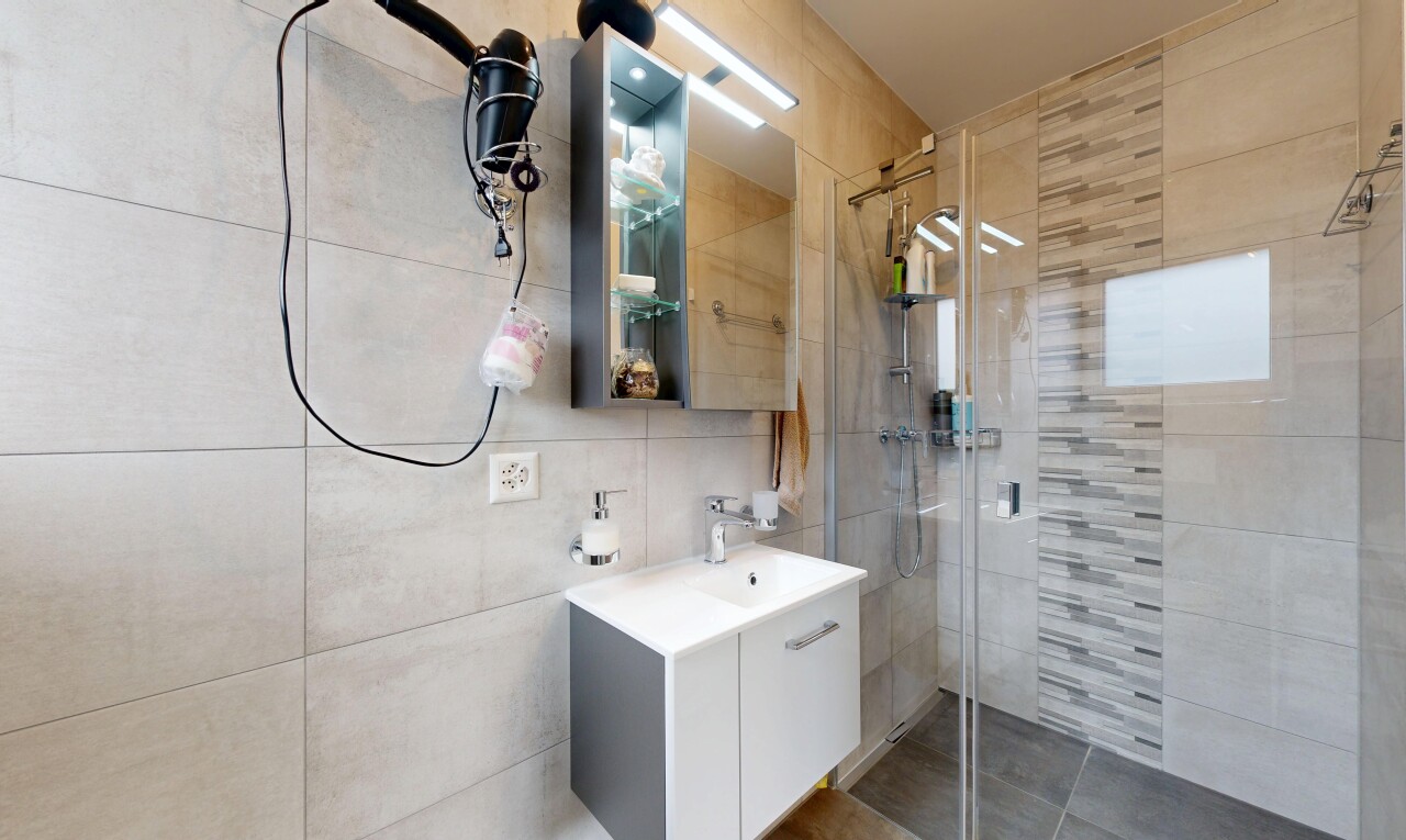 bad mit dusche, komplettes badezimmer, spiegel, fliesenwand, und tile wall