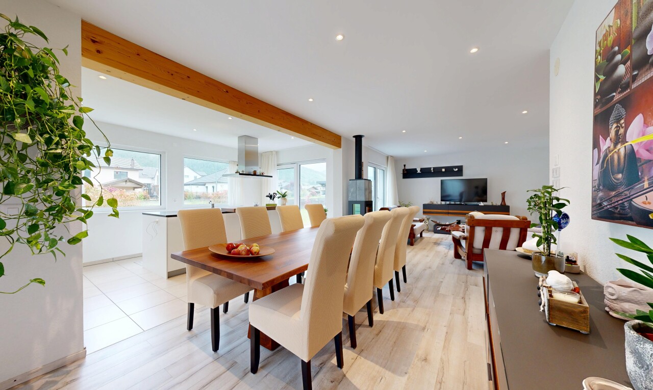 wohn- / esszimmer mit balkendecke, beamed ceiling, holzofen, gipskartonwand, und drywall