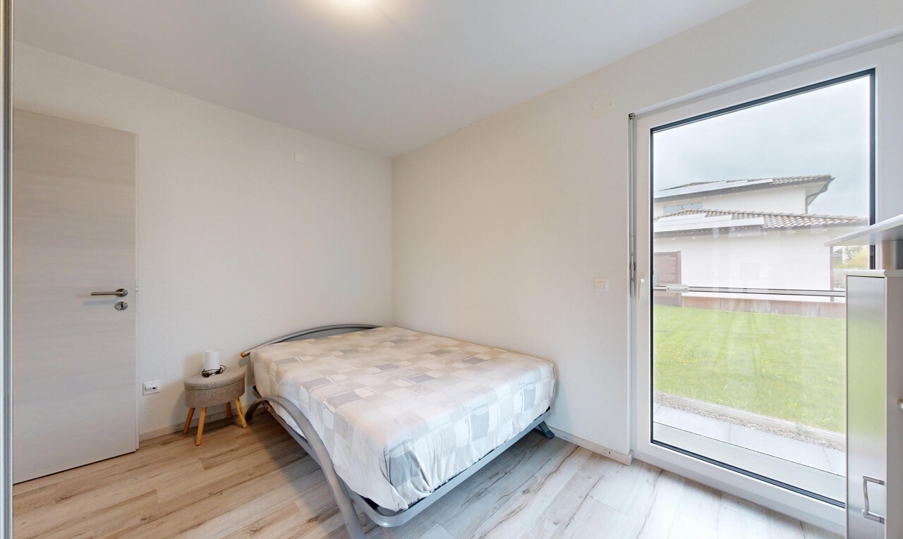 zimmer / schlafzimmer mit inside property, holzfußboden, wood finish floor, gipskartonwand, und drywall
