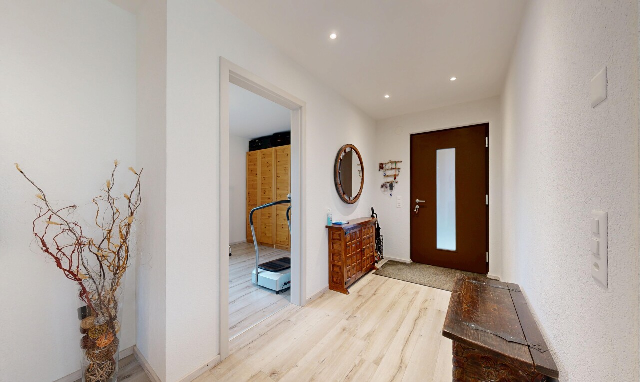 halle / korridor mit wood finish floor, holzfußboden, light floor, inside property, und recessed lighting