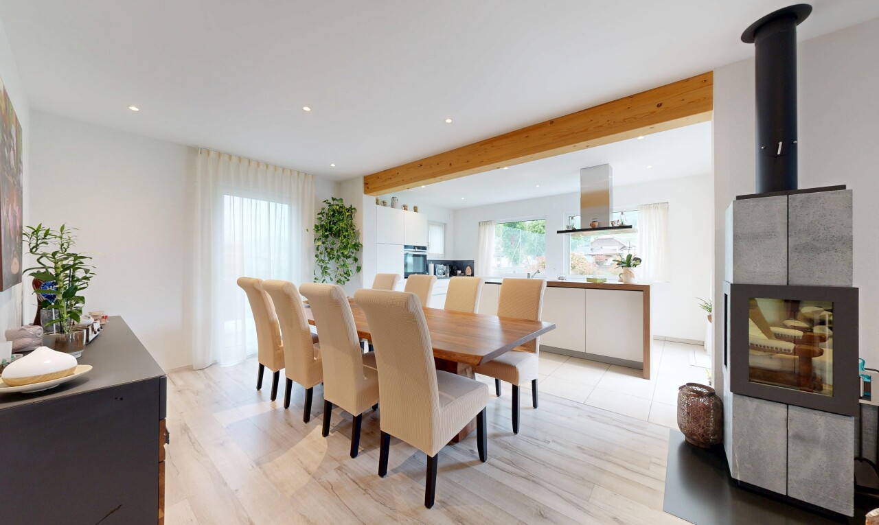 esszimmer mit inside property, gipskartonwand, drywall, holzfußboden, und wood finish floor