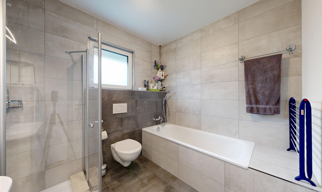 bad mit dusche, tile wall, fliesenwand, komplettes badezimmer, und natural light