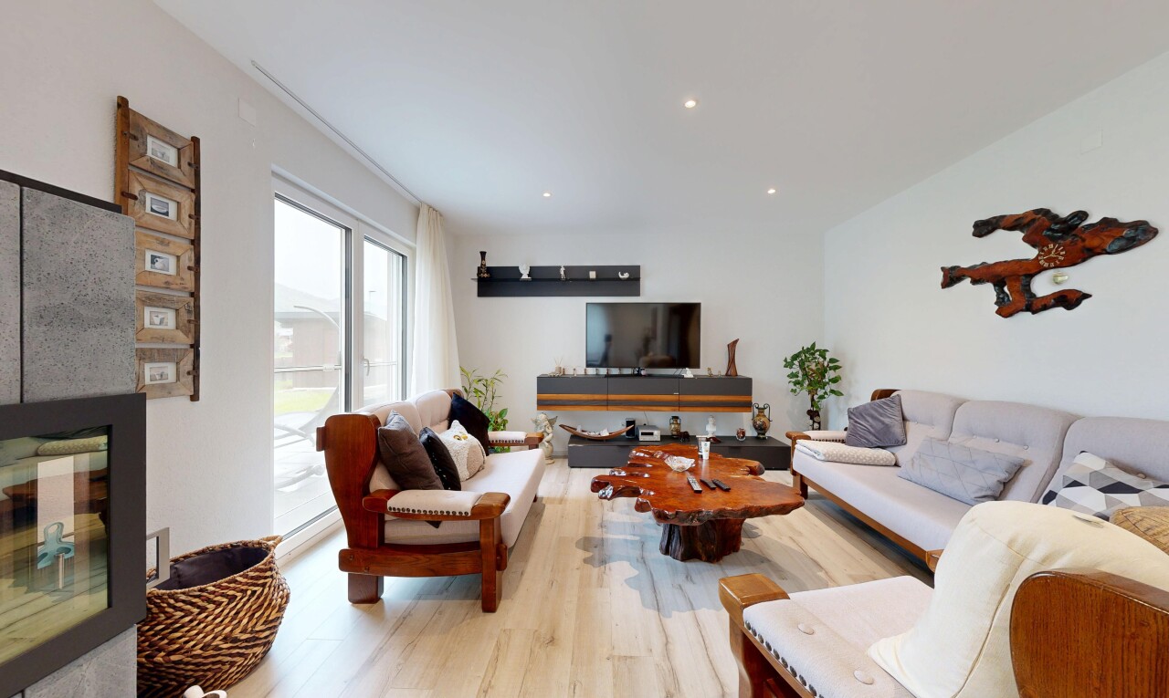 wohnzimmer mit inside property, drywall, gipskartonwand, fernseher, und natural light