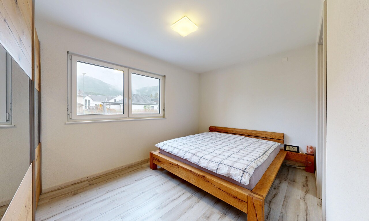zimmer / schlafzimmer mit holzfußboden, wood finish floor, gipskartonwand, drywall, und inside property