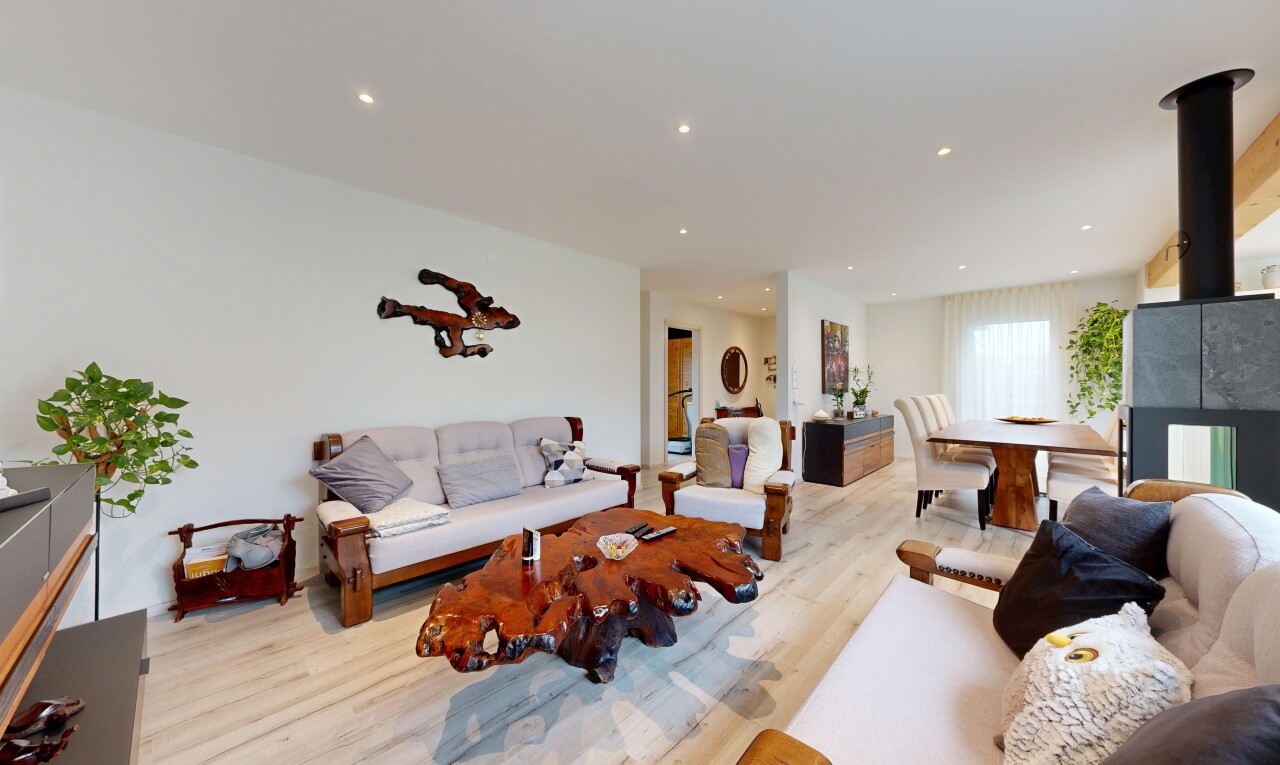 wohn- / esszimmer mit holzfußboden, wood finish floor, gipskartonwand, drywall, und inside property