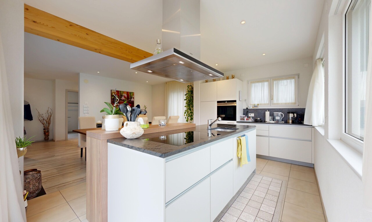 küche mit white cabinets, weiße schränke, dunstabzugshaube, kitchen island, und kücheninsel