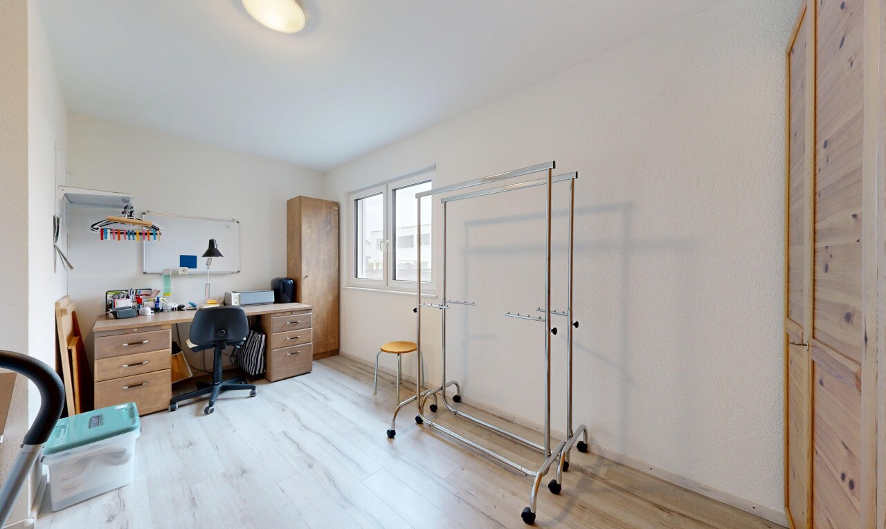 büro mit light floor, natural light, natürliches licht, wood finish floor, und holzfußboden