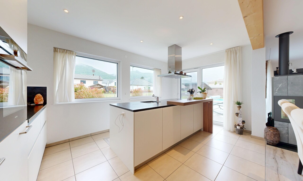 küche mit flat panel cabinets, schränke mit flachen paneelen, light floor, dark countertops, und arbeitsplatten