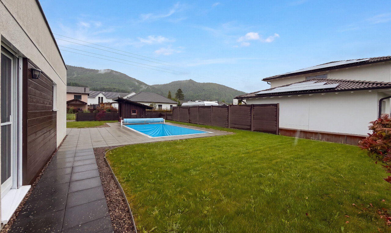 schwimmbad mit schwimmbad, rasen, zaun, mountain view, und blick auf die berge
