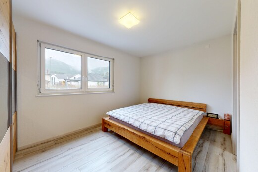 zimmer / schlafzimmer mit holzfußboden, wood finish floor, gipskartonwand, drywall, und inside property
