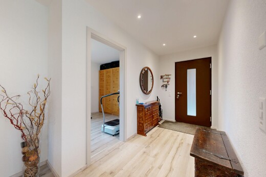 halle / korridor mit wood finish floor, holzfußboden, light floor, inside property, und recessed lighting