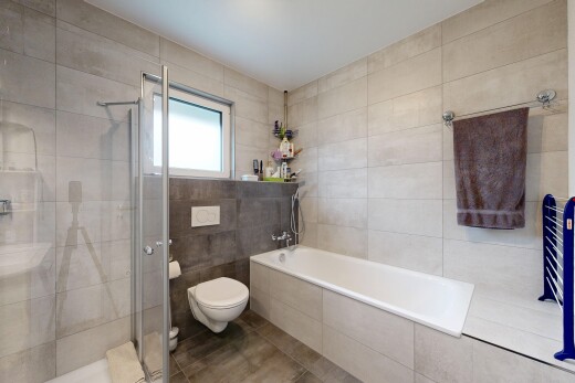 bad mit dusche, tile wall, fliesenwand, komplettes badezimmer, und natural light