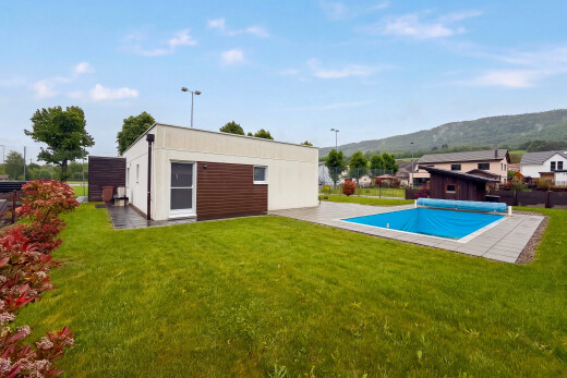 schwimmbad mit schwimmbad, rasen, day time, from property, und blick auf die berge