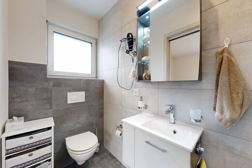 bad mit fliesenwand, tile wall, inside property, spiegel, und schminktisch