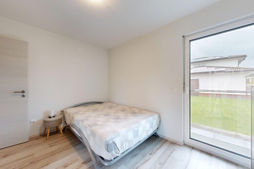 zimmer / schlafzimmer mit inside property, holzfußboden, wood finish floor, gipskartonwand, und drywall