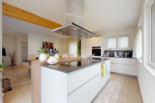 küche mit white cabinets, weiße schränke, dunstabzugshaube, kitchen island, und kücheninsel