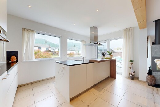 küche mit flat panel cabinets, schränke mit flachen paneelen, light floor, dark countertops, und arbeitsplatten