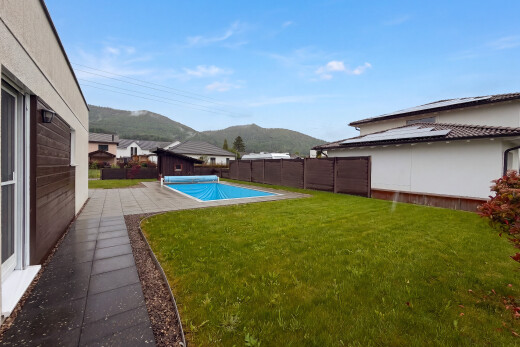 schwimmbad mit schwimmbad, rasen, zaun, mountain view, und blick auf die berge
