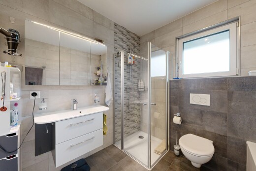 bad mit fliesenwand, tile wall, komplettes badezimmer, dusche, und natürliches licht