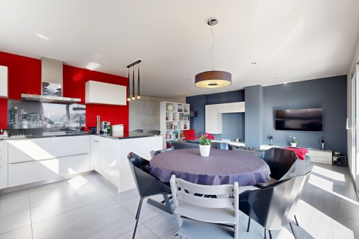 esszimmer mit gipskartonwand, fliesenboden, und fernseher