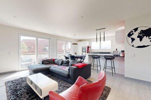 wohn- / esszimmer mit gipskartonwand, sockelleisten, und natürliches licht