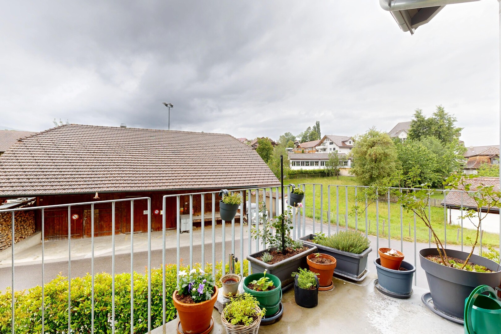 außenansicht mit from property, overcast, balkon, und zaun