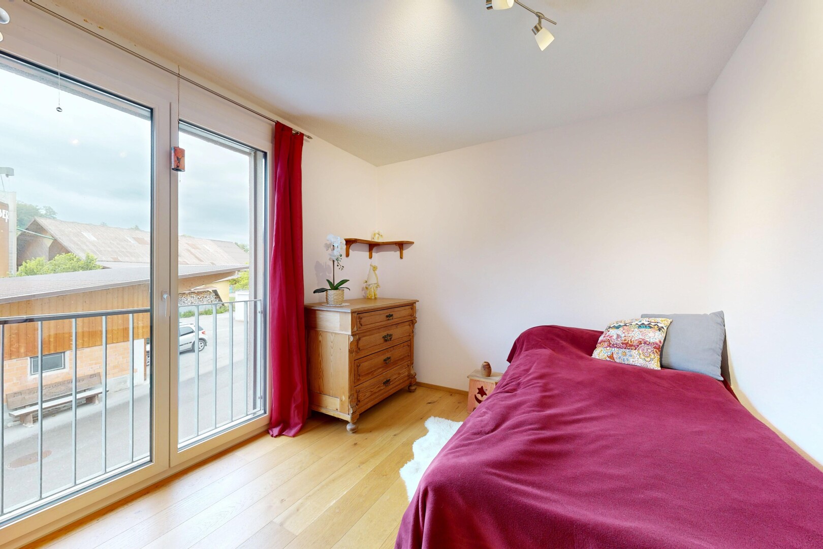 zimmer / schlafzimmer mit wood finish floor, holzfußboden, natural light, natürliches licht, und außenzugang